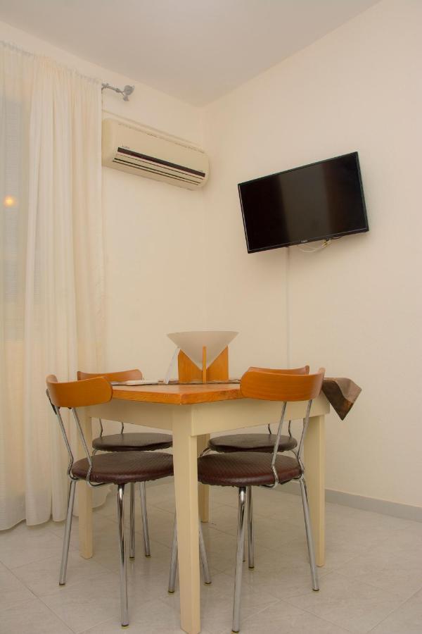 Stefanie'S Rooms อัสโปรวาลตา ภายนอก รูปภาพ