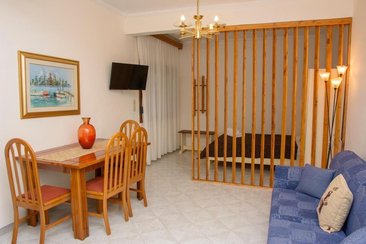 Stefanie'S Rooms อัสโปรวาลตา ภายนอก รูปภาพ