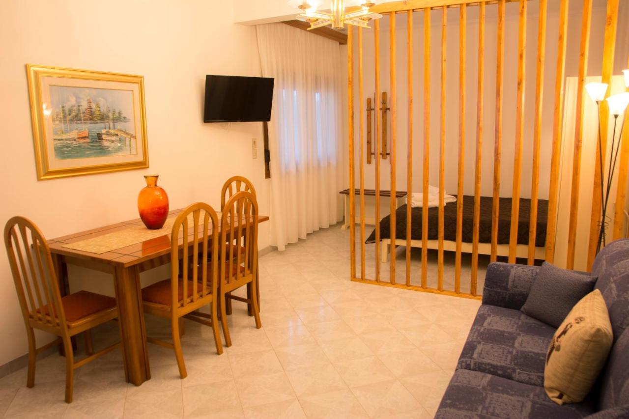Stefanie'S Rooms อัสโปรวาลตา ภายนอก รูปภาพ